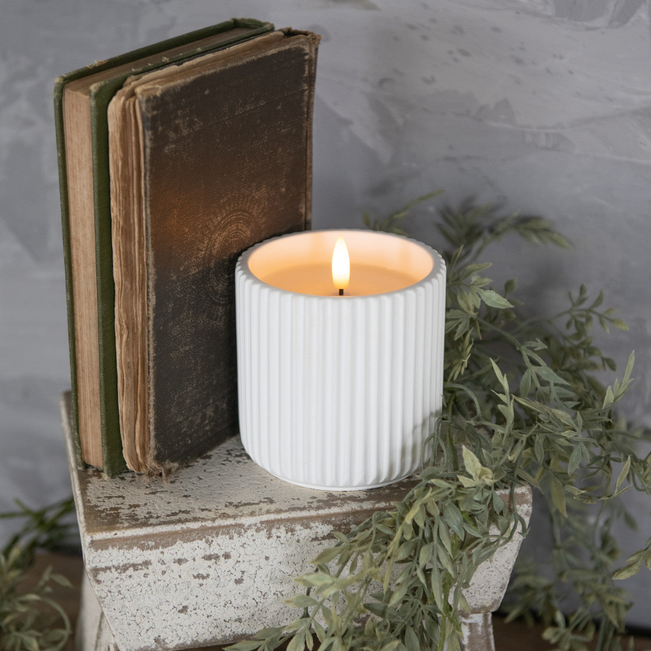 FLAME RIBBED CEMENT CANDLE