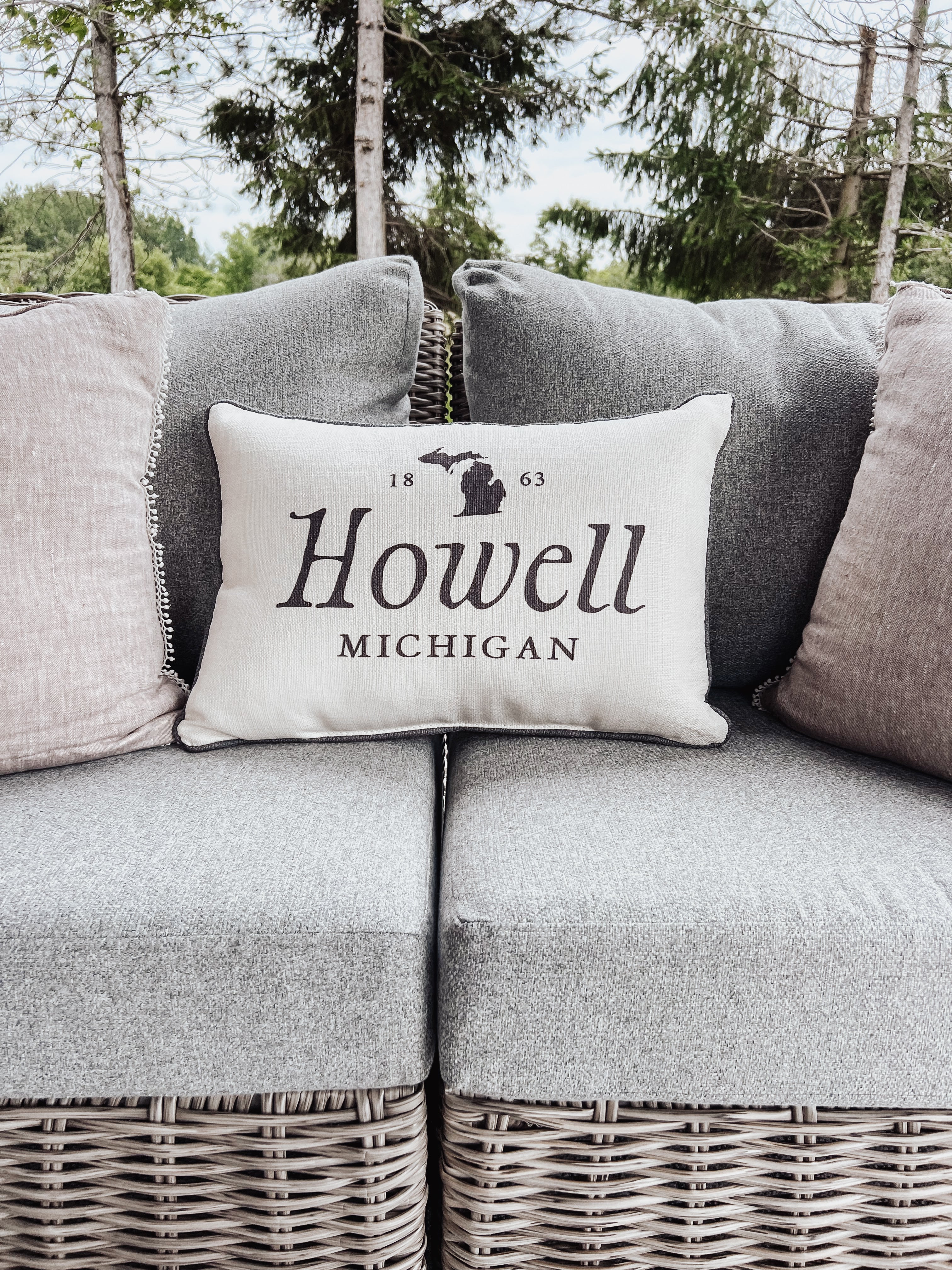 TRADITIONAL HOWELL HOMETOWN STATE PILLOW