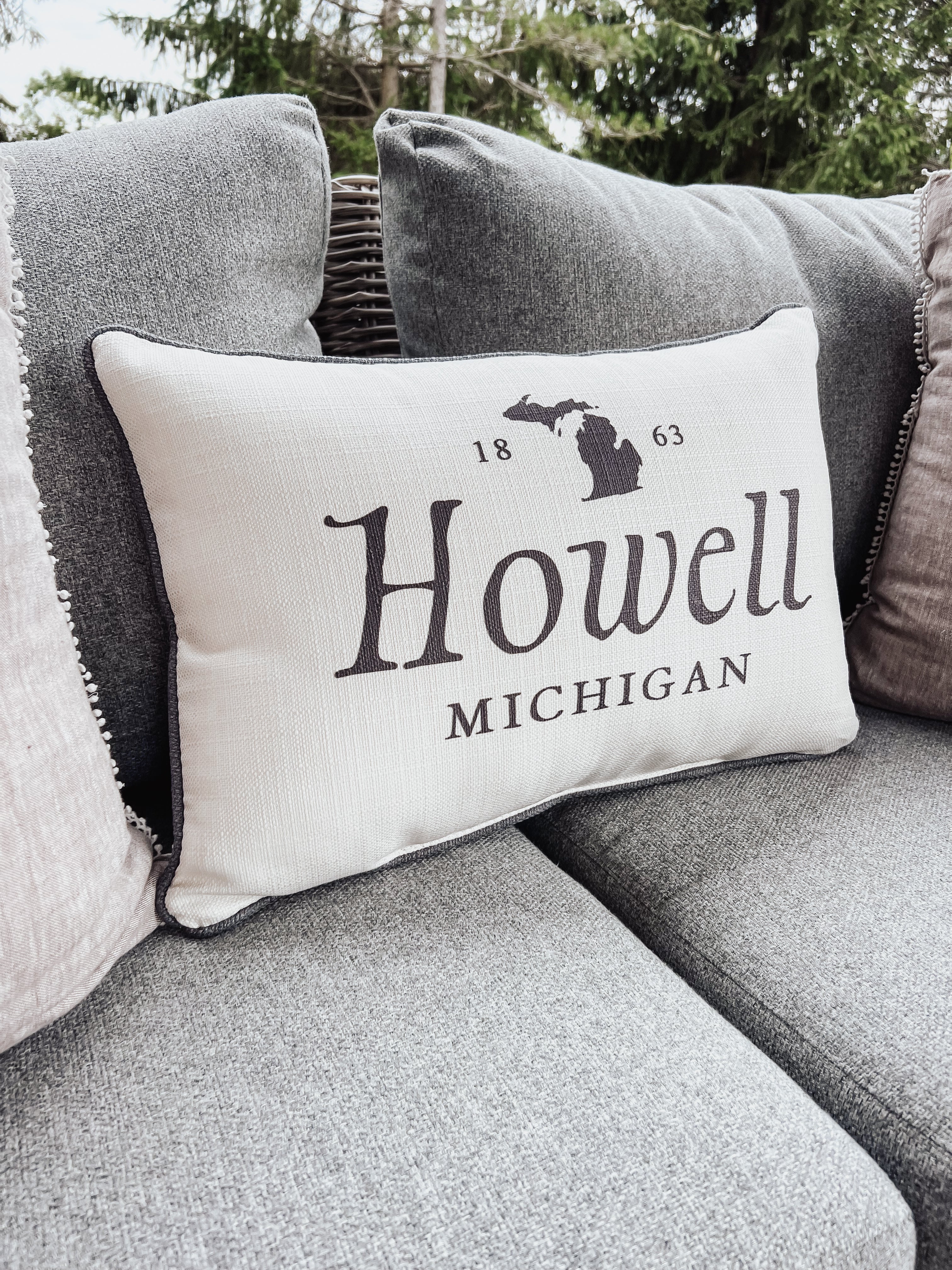 TRADITIONAL HOWELL HOMETOWN STATE PILLOW